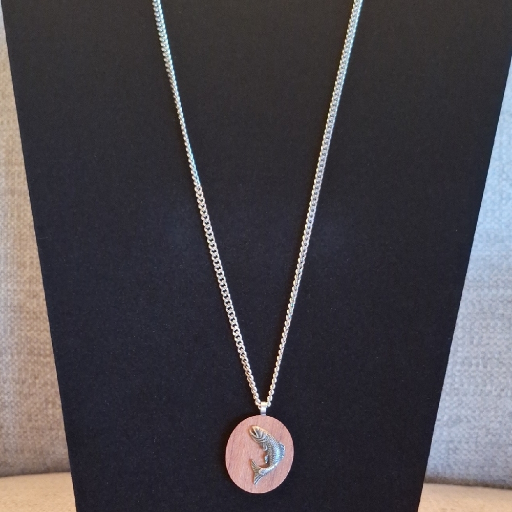 Avon Vintage The Angler’s Pendant Necklace 19” Silvertone Chain Fishing